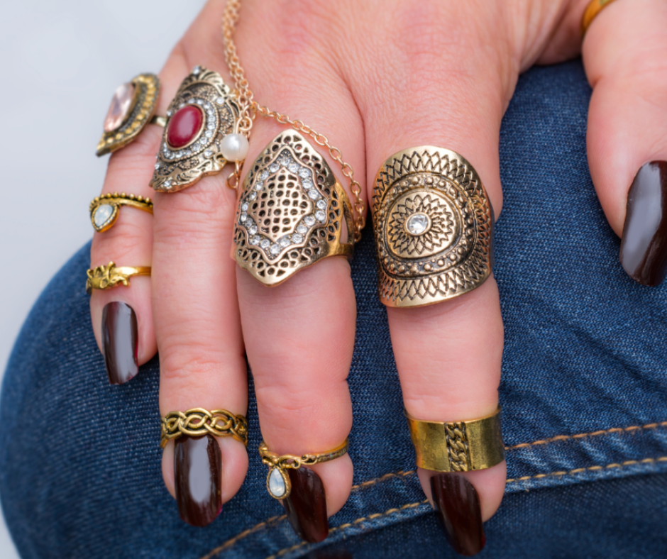 Pietūkušas rokas – ne tikai Karalim Čārlzam. Kā noņemt gredzenu no pietūkuša pirksta?