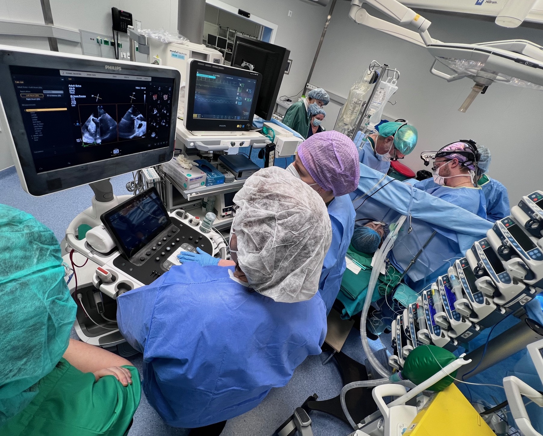 Vien dažās klīnikās Eiropā: Stradiņa slimnīcas sirds ķirurgi apgūst unikālu metodi 