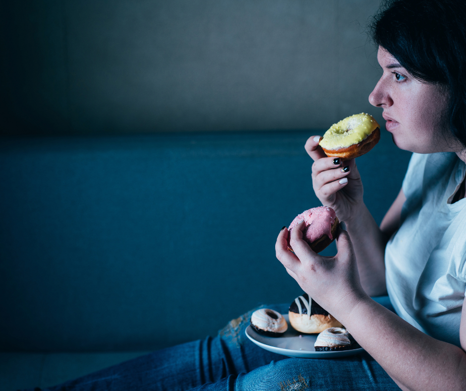 Bridžeta Džonsa nebija vienīgā! Pētījums: sievietēm tiešām kārojas saldumus, izjūtot vientulību 
