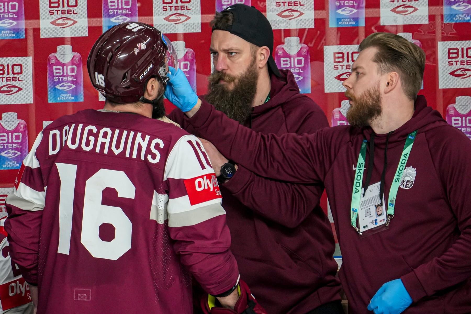 Komandas spēlētājs. Latvijas hokeja izlases ārsts Agnis Otvars