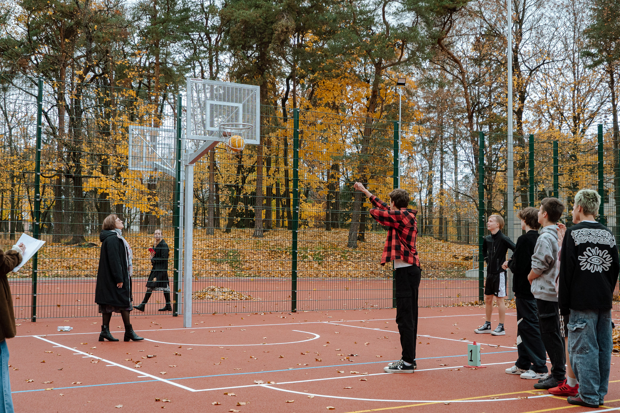 Rīgas Jāņa Šteinhauera vidusskolā atklāts daudzfunkcionāls sporta laukums