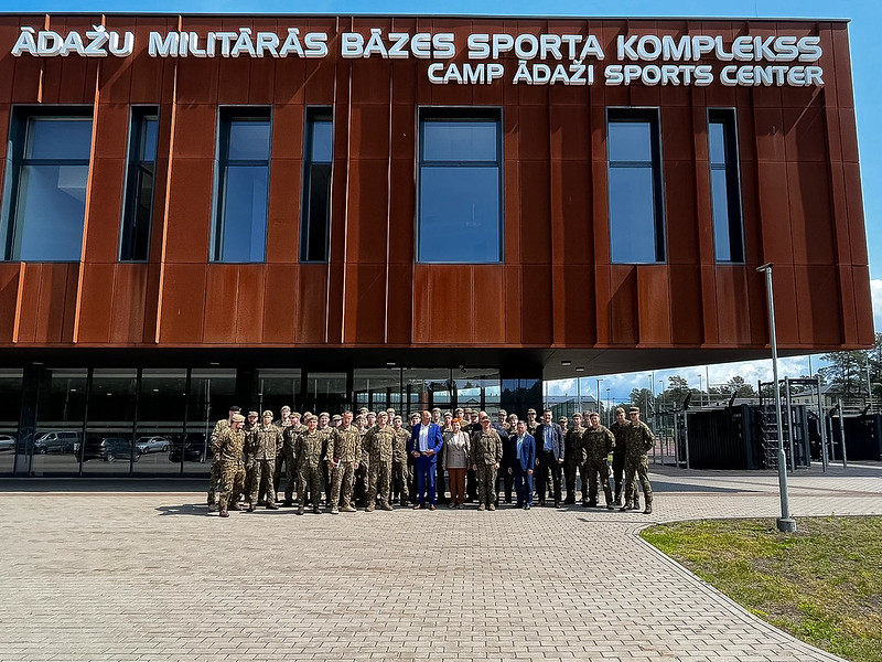 Saeimas Sporta apakškomisijas deputāti ar Valsts aizsardzības dienesta karavīriem spriež par jauniešu fizisko sagatavotību