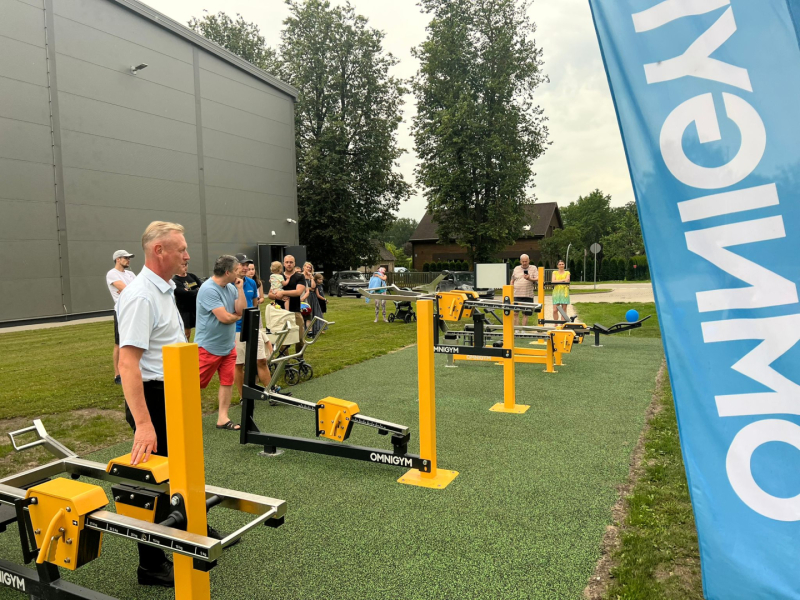 Iecavā atklāts jauns spēka trenažieru laukums