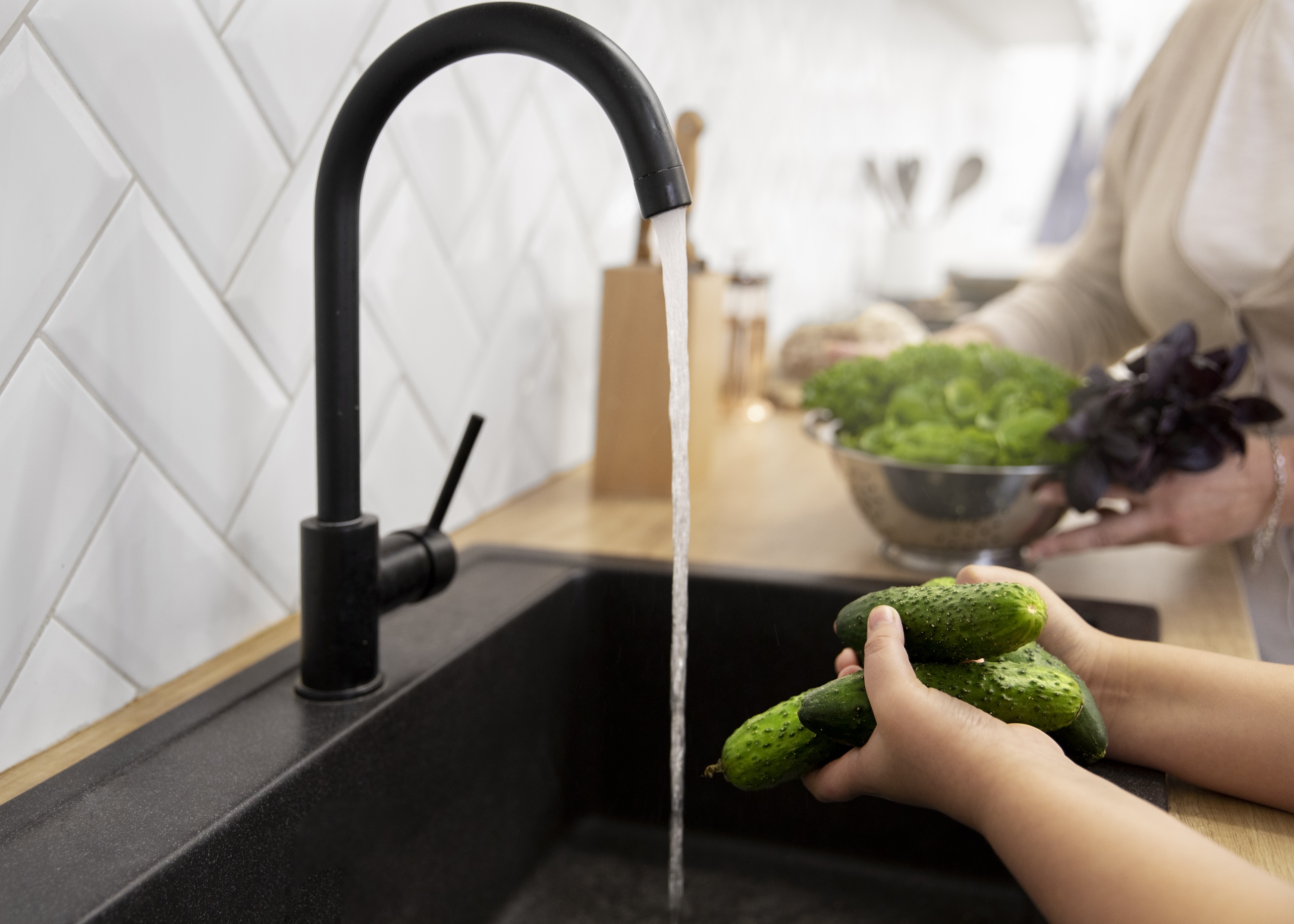 Nelūgti viesi tavā šķīvī: kāpēc jāmazgā augļi un dārzeņi pirms lietošanas uzturā?