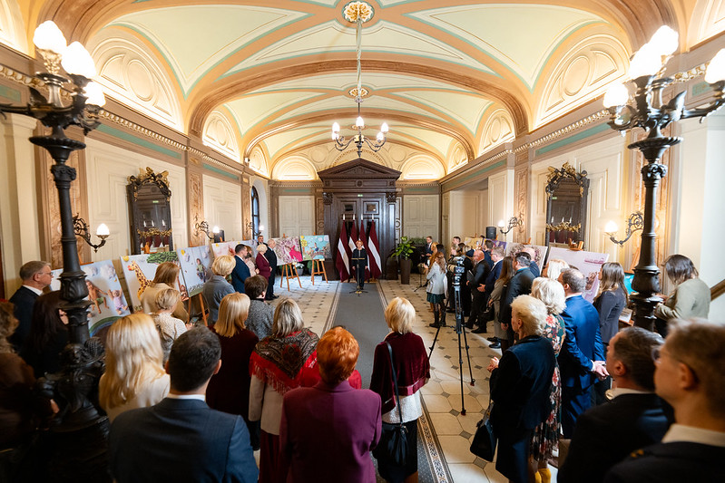 Izstāde Saeimā: nedziedināmi slimu bērnu ģimeņu vajadzības