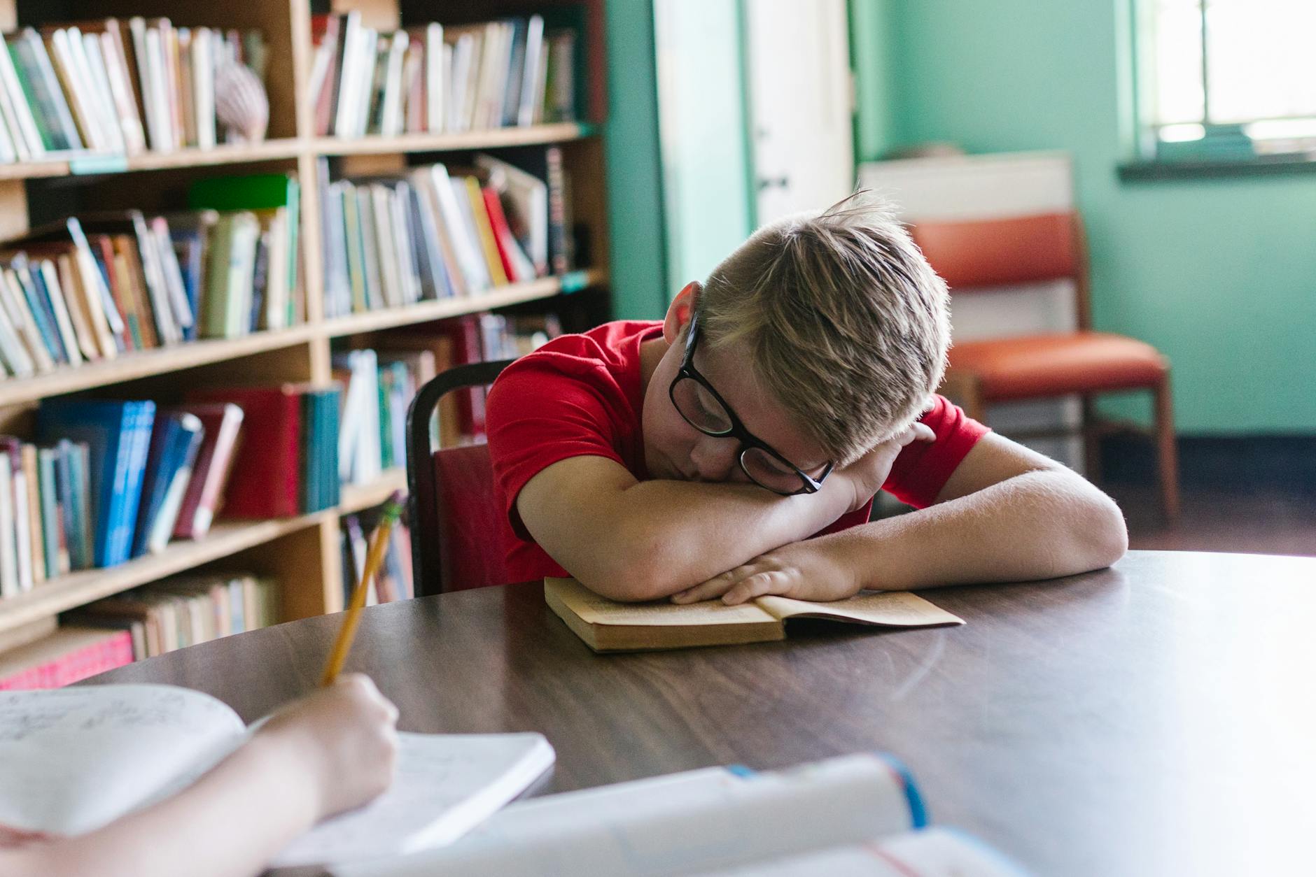 Cilvēktiesību komisija iestājas par bērna tiesībām uz pilnvērtīgu miegu un saprātīgu mācību stundu sākuma laiku skolās