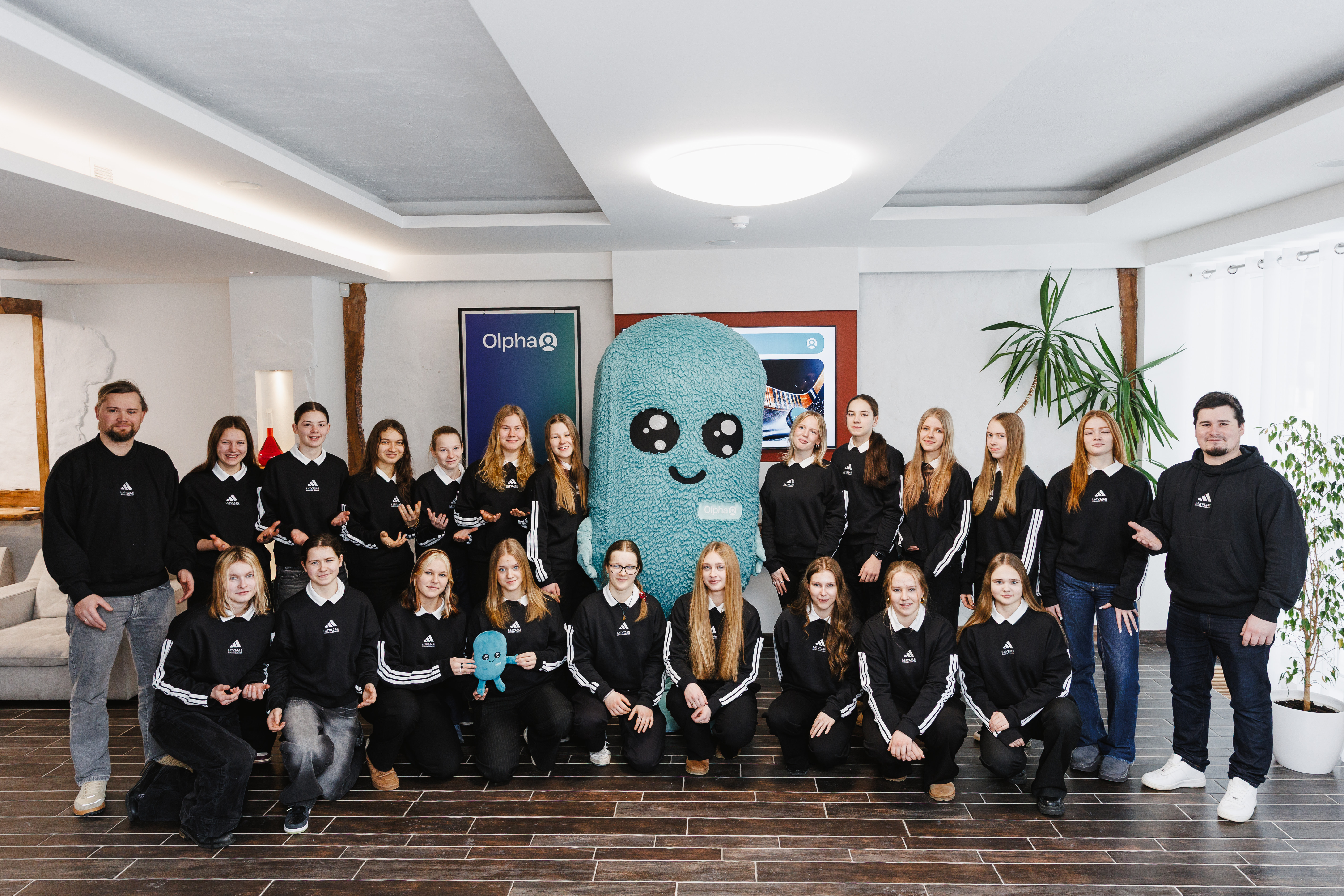 Foto: U18 hokeja izlases jaunietes viesojas zāļu ražošanas uzņēmumā “Olpha”