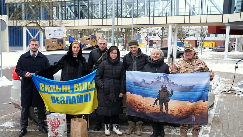 Veselības nozare turpina atbalstīt Ukrainu: ziedos medicīnisko transportlīdzekli un vakcīnas