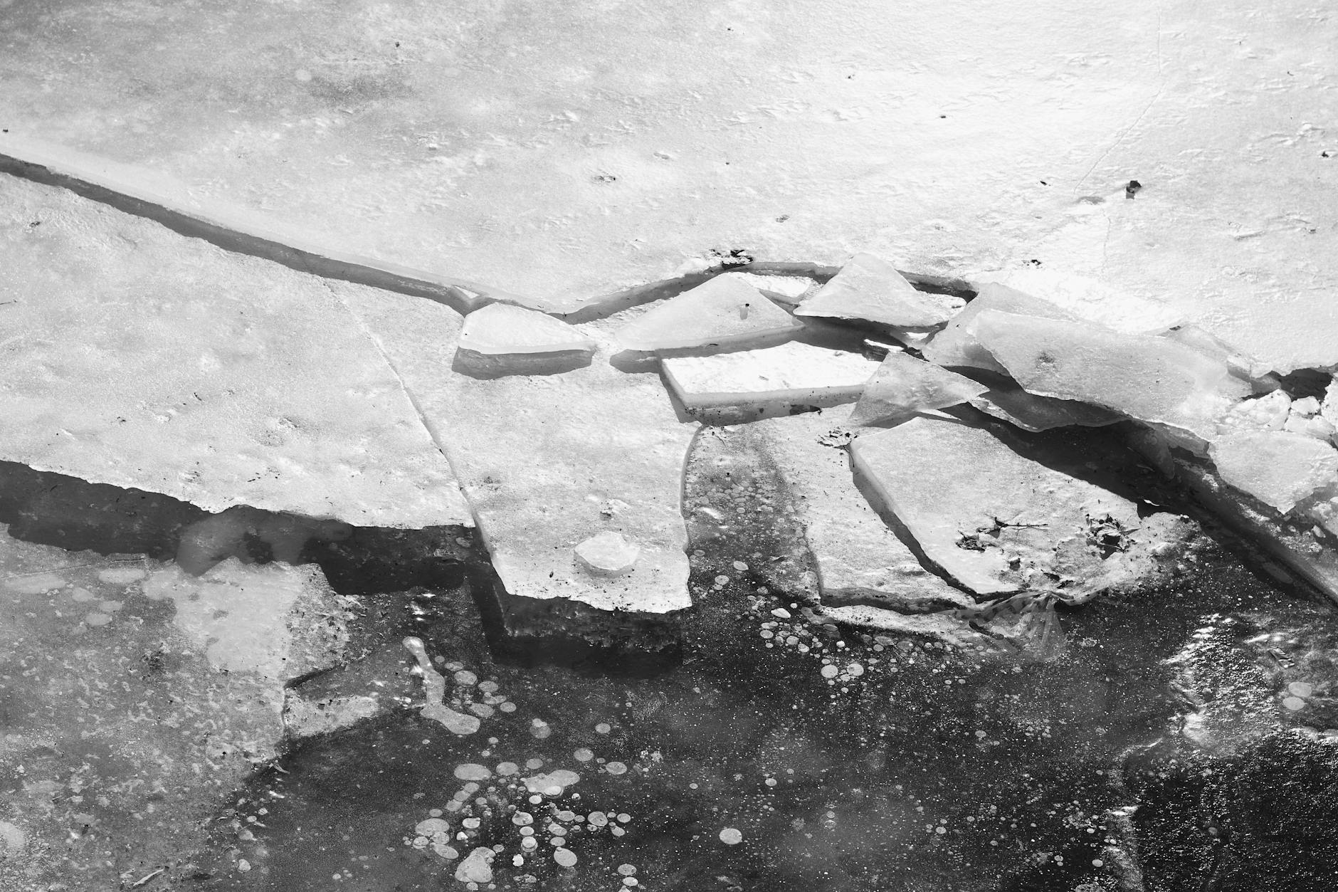 Ugunsdzēsēji glābēji brīvdienās no ūdenstilpņu ledus izglāba piecus cilvēkus; dzēsts šogad pirmais kūlas ugunsgrēks