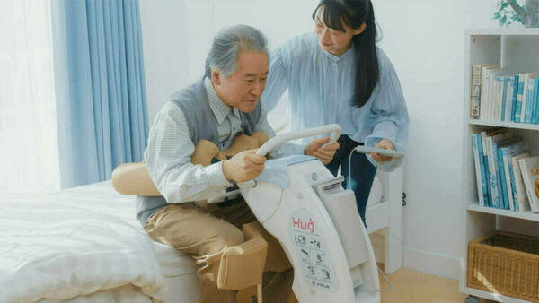 Pēta, kā roboti – palīgi pansionātos varētu nodrošināt labāku aprūpi un atvieglot darbinieku ikdienu