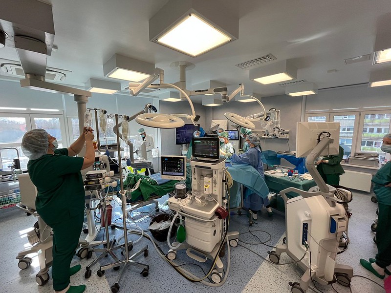 Stradiņa slimnīcā veikta sarežģīta galvas smadzeņu operācija, pacientam esot nomodā